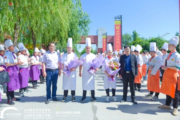 【直击大师课堂】山东新东方特邀皇家花园大酒店三位大师进校园一展厨技，演绎中餐魅力课堂！